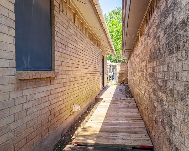 2601 Edgemont Dr — Photo 32