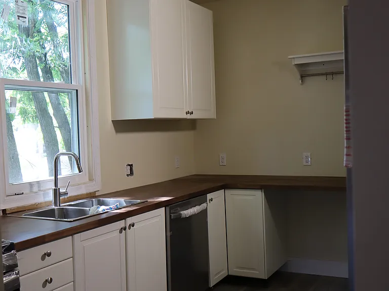 KITCHEN. NEW SOFT CLOSE CABINETS WITH STAINLESS STEEL Appliances