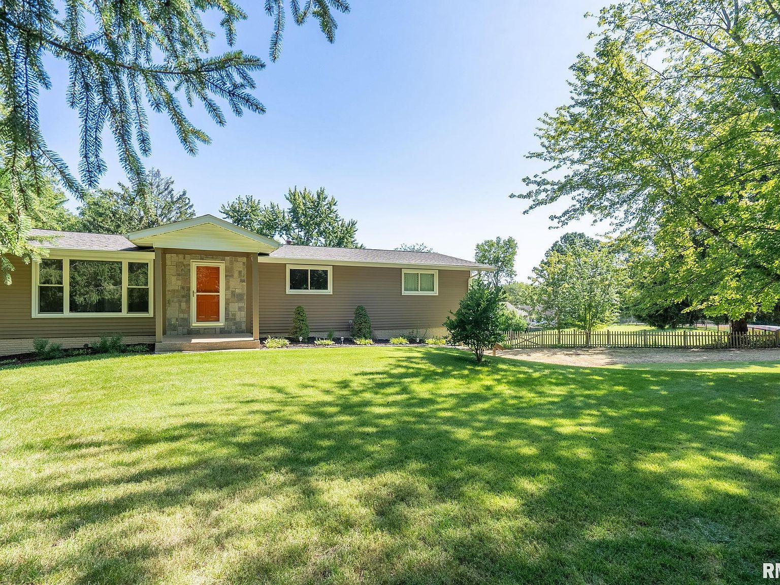 18 Oakwood Dr, Blue Grass, IA 52726 Zillow