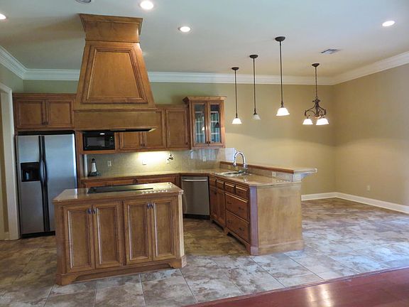 5th image of 616 Southlake Cir