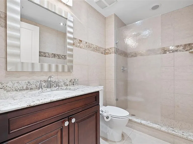 300 Beach Dr NE #305 — Photo 17