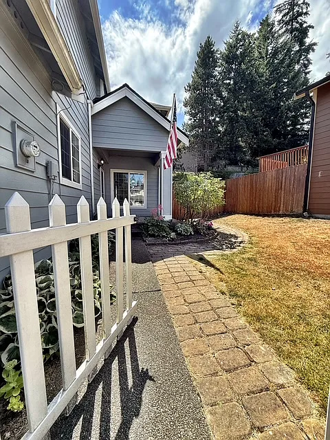 1059 Northwest Gladiola Court - 1 — Photo 3