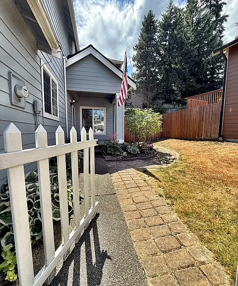 1059 NW Gladiola Ct — Photo 3
