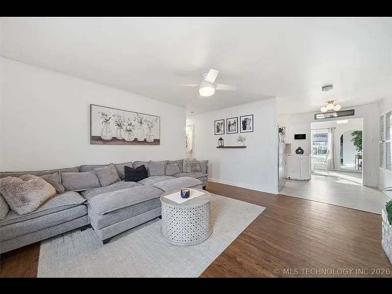318 E Maple St — Photo 4