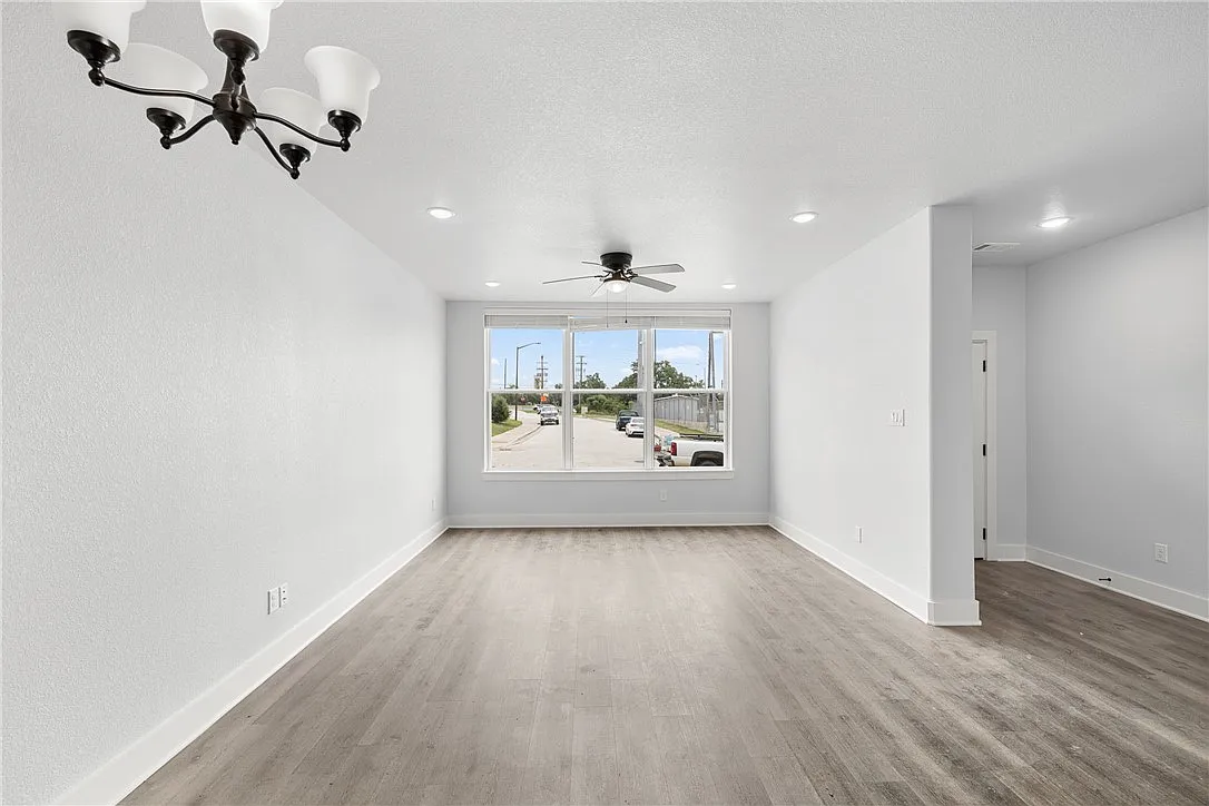4 bed, 4.5 bath, 1858 sqft, $2,200 — Photo 4