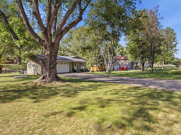 3rd image of 210 Lakeview Dr