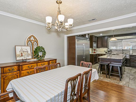 5th image of 76 Country Club Rd