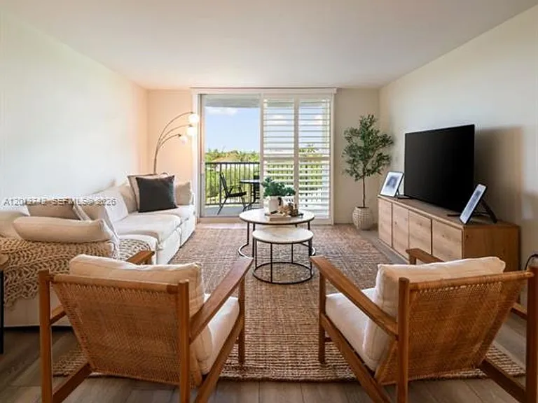 210 Sea View Dr #501 — Photo 3