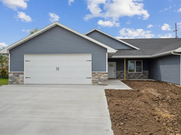 633 Pine St, Dickeyville, WI 53808