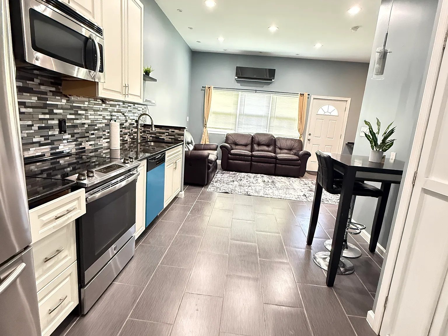 1 bed, 950 sqft, $2,450 — Photo 3
