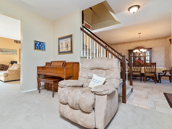 5th image of 2 Lavender Ln