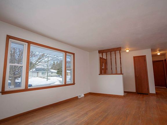 3rd image of 2626 Skokie Dr
