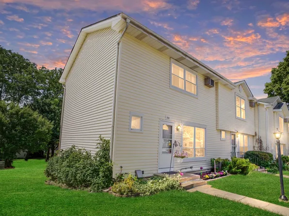 333 Driftwood Ln, Aurora, IL 60504