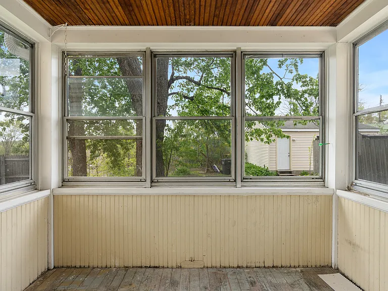 1053 Westminster St — Photo 15