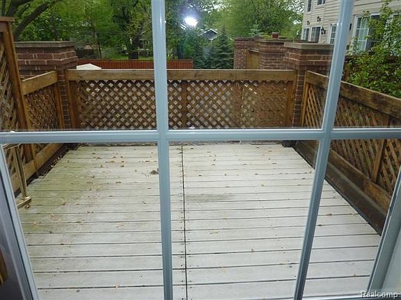4th image of 215 N Maple Ave #1