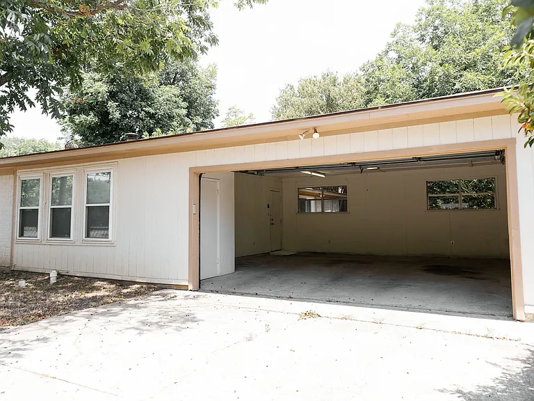 700 Mercedes St — Photo 10