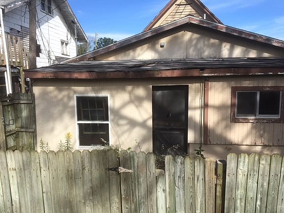 5th image of 438 W Main St