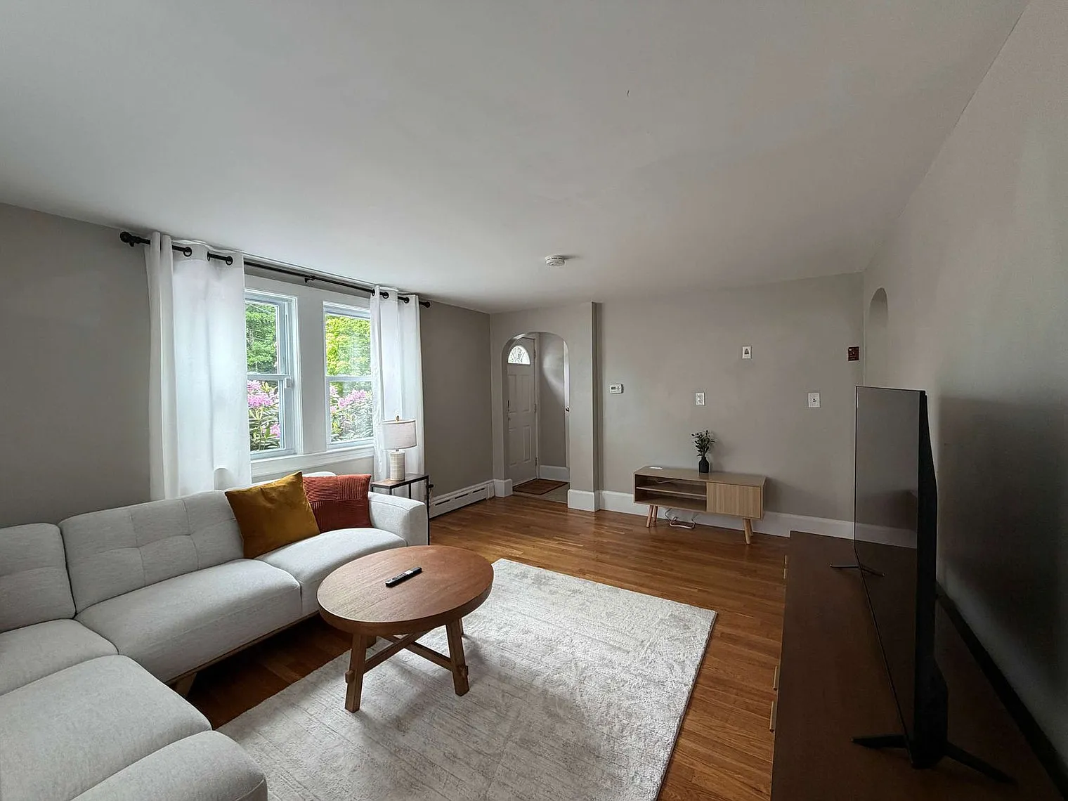 4 bed, 1.0 bath, 1991 sqft, $7,440 — Photo 4