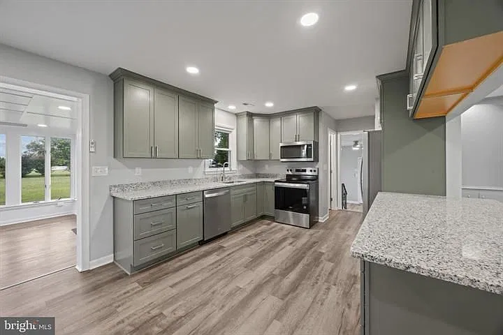 2 bed, 2.5 bath, 1660 sqft, $3,000 — Photo 3
