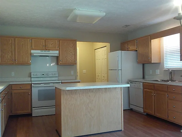 2004 Stanford Village Dr — Photo 4