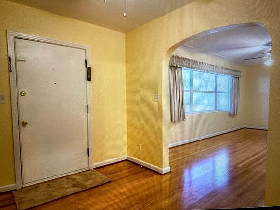 3rd image of 906 W Church St
