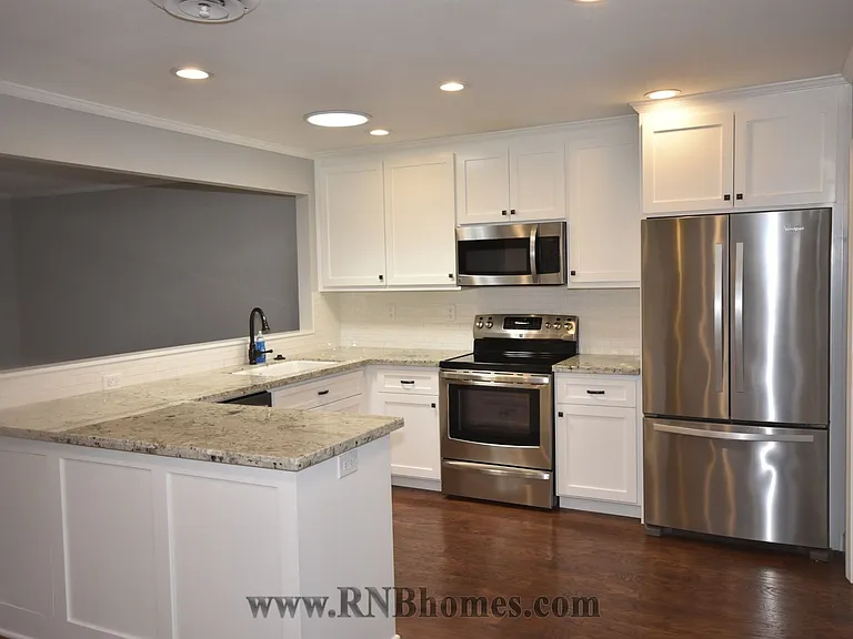 415 Sutton Pl — Photo 7