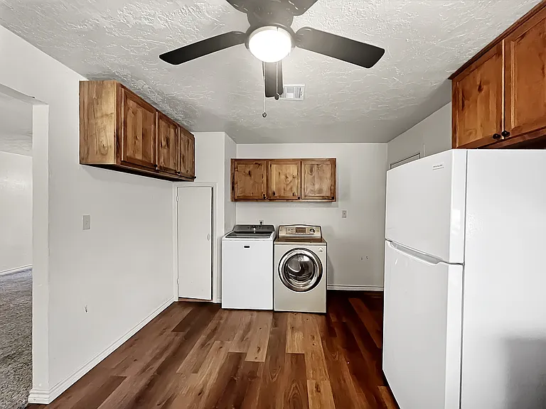 1907 NW Lindy Ave — Photo 2