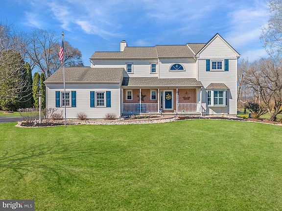 2nd image of 8 Fox Farm Ln