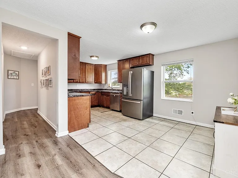 10624 Fallis Rd — Photo 32