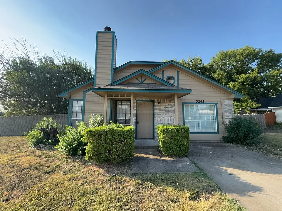 3202 Honeysuckle Dr