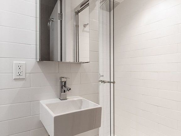 5th image of 310 W 22nd St #1CC