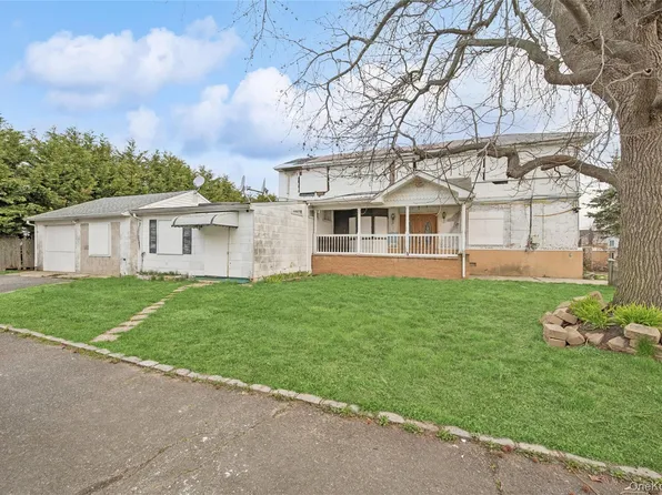 99 Wilson Avenue, Amity Harbor, NY 11701