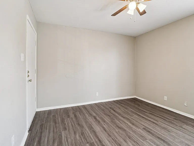 Oak Tree Apartments — Photo 10
