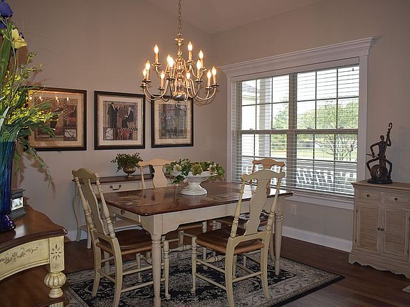 4th image of 399 Wyndham Park N