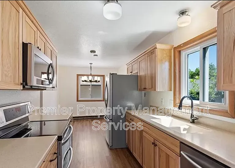300 Aristocrat Dr — Photo 2