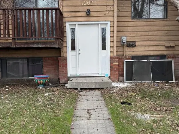 1207 E 44th St SE #B, Calgary, AB T2A 5E6