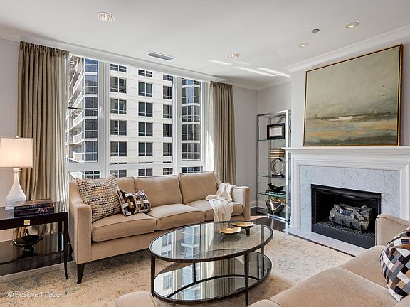 5th image of 10 E Delaware Pl APT 26B
