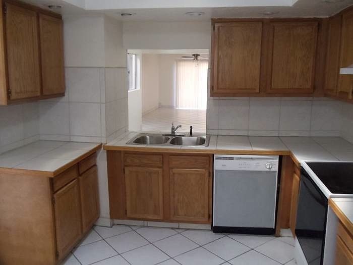 2nd image of 2606 E Edgemont Ave