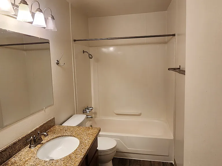 Elizabeth Apartments — Photo 7