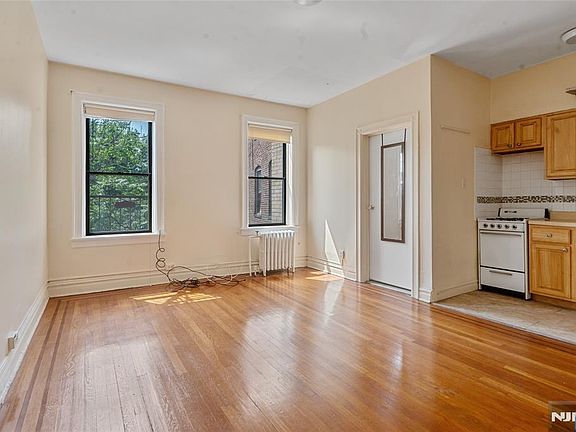 5th image of 821 Bergen Avenue