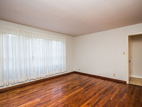 2nd image of 1005 Gardenia Ln
