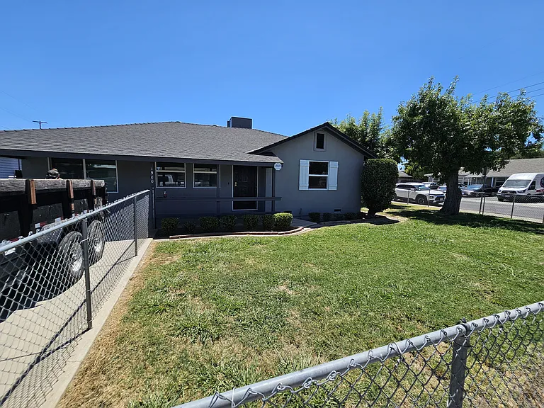 1900 Grand Ave — Photo 2