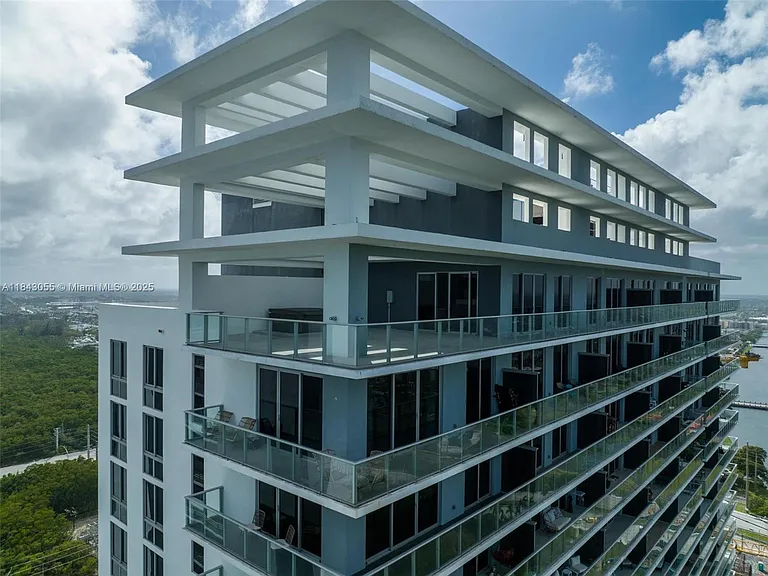 16385 Biscayne Blvd #4 — Photo 1