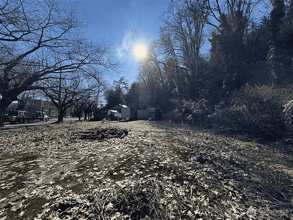 2nd image of 2121 Aurora Avenue N