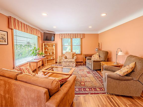 2nd image of 984 Fairview St