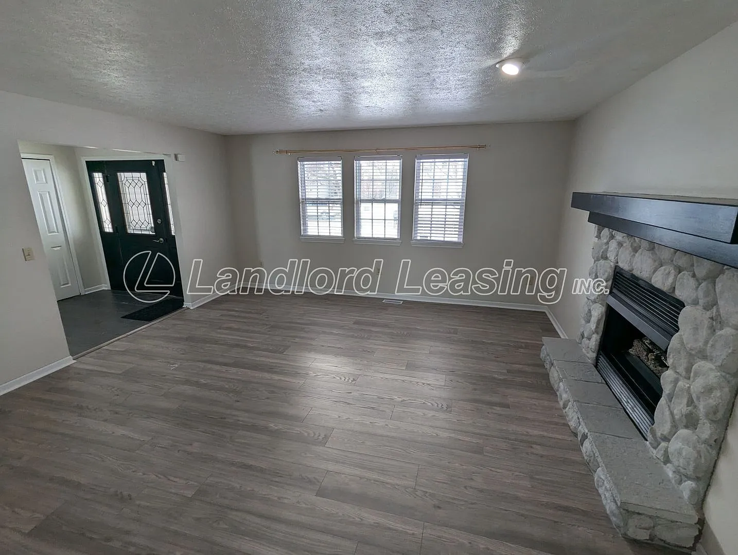 Charming Colonial with Modern Updates in a Quiet Cul-de-Sac — Photo 4