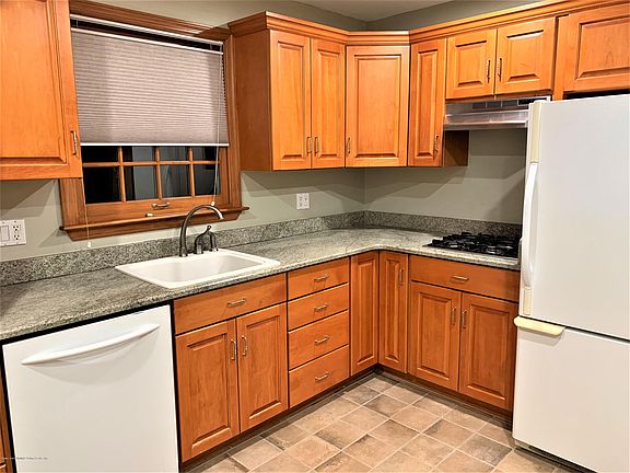 4th image of 46 Ramblewood Ave