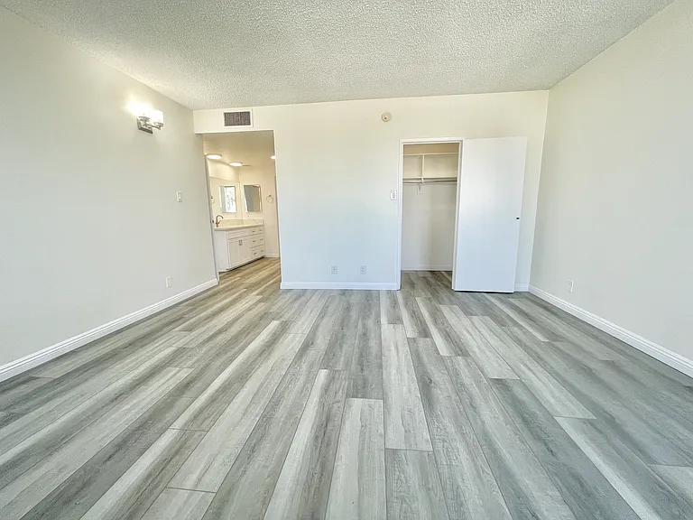 Occidental Towers Apartments — Photo 173