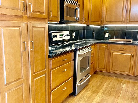 5th image of 540 Fireside St