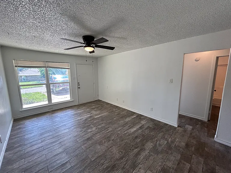 402 Randy Blvd #B — Photo 2